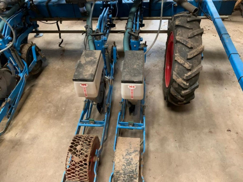 2000 Monosem 9 row carrot seeder