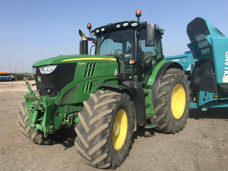 2016 John Deere 6215R