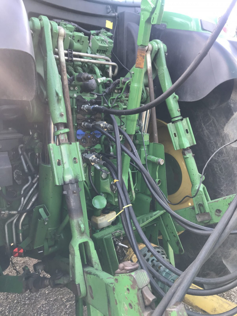 2016 John Deere 6215R