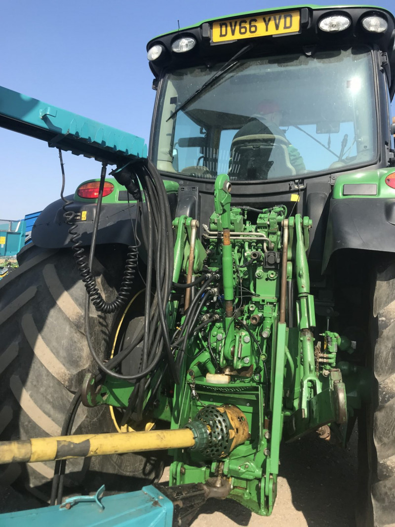 2016 John Deere 6215R